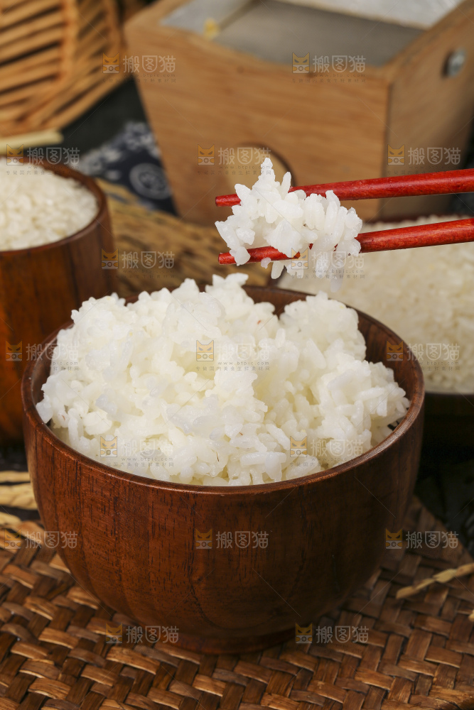 深底上放着一碗米饭