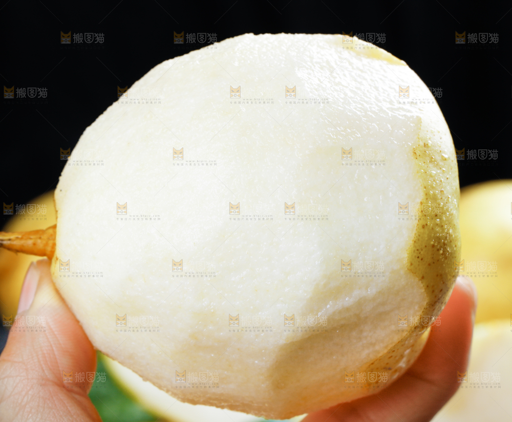 手里拿着鸭嘴梨