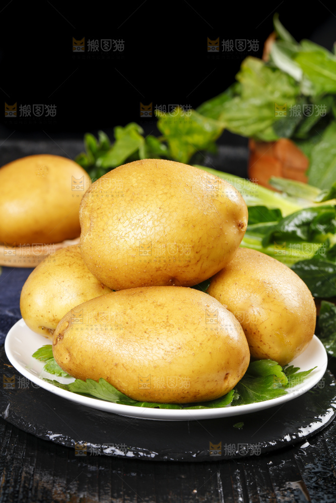 碟子里装着土豆