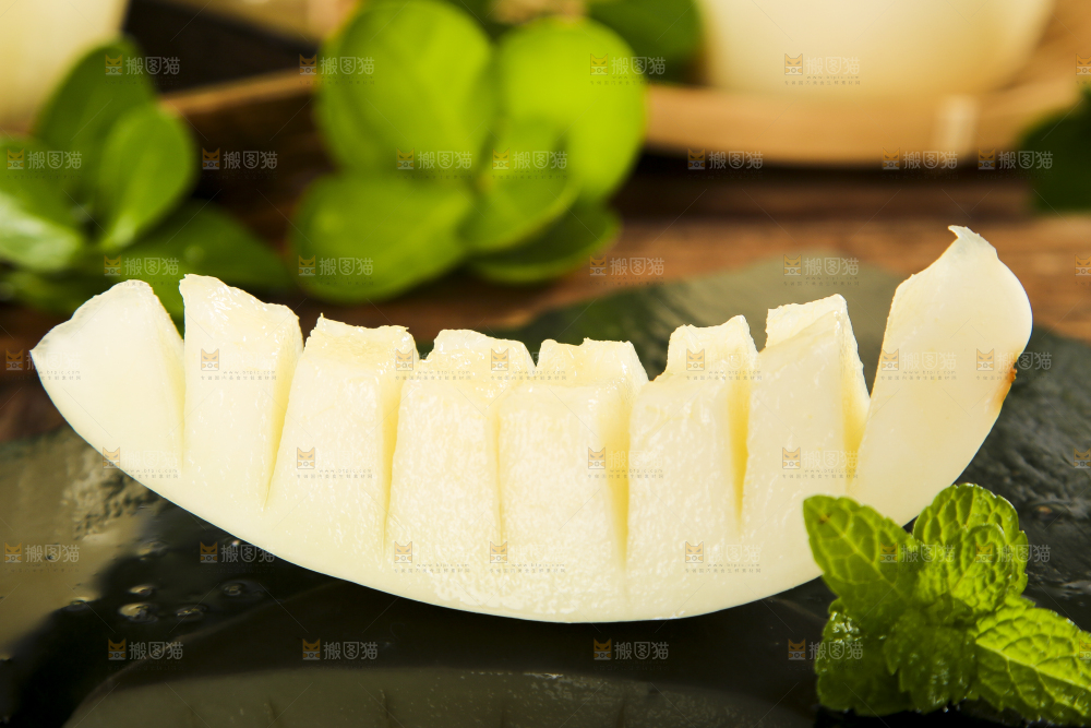 黑石板上放着切块的陕西阎良甜瓜