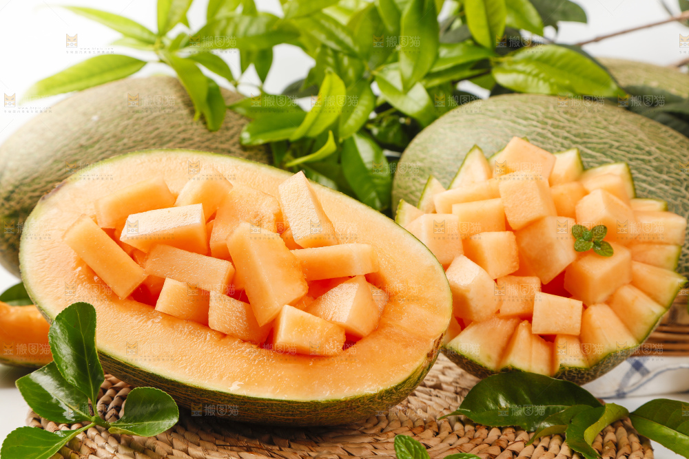 木底上放着哈密瓜果肉