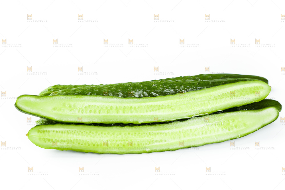 白底上的新鲜青瓜