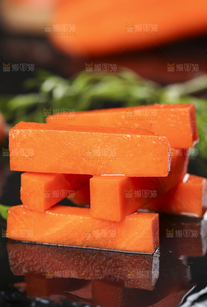 黑底上摆放着切开的胡萝卜
