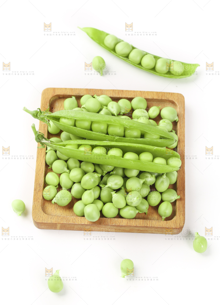 木板上放着豌豆粒