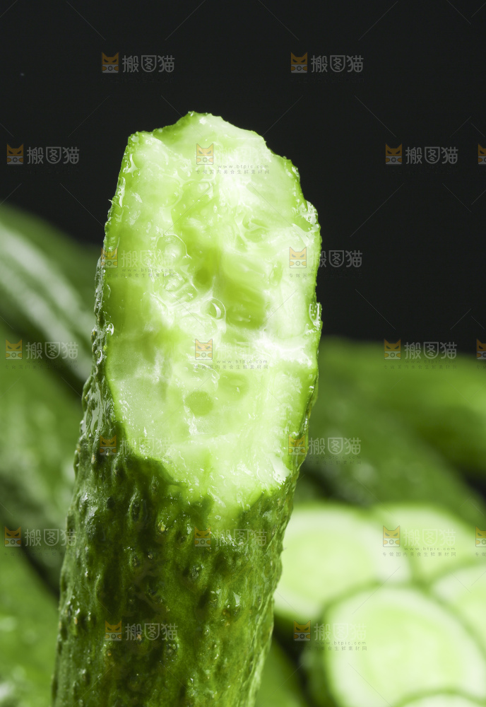 深底上放着切开的新鲜青黄瓜