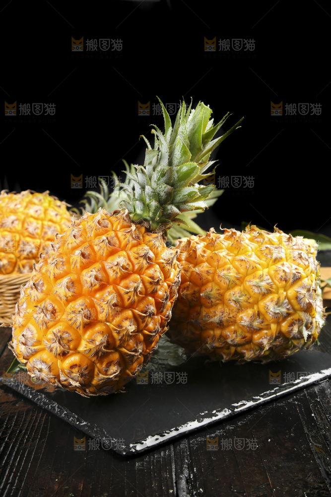 黑底上的新鲜菠萝