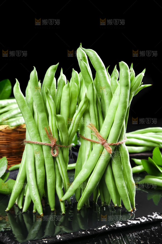 黑底上放着云南新鲜四季豆