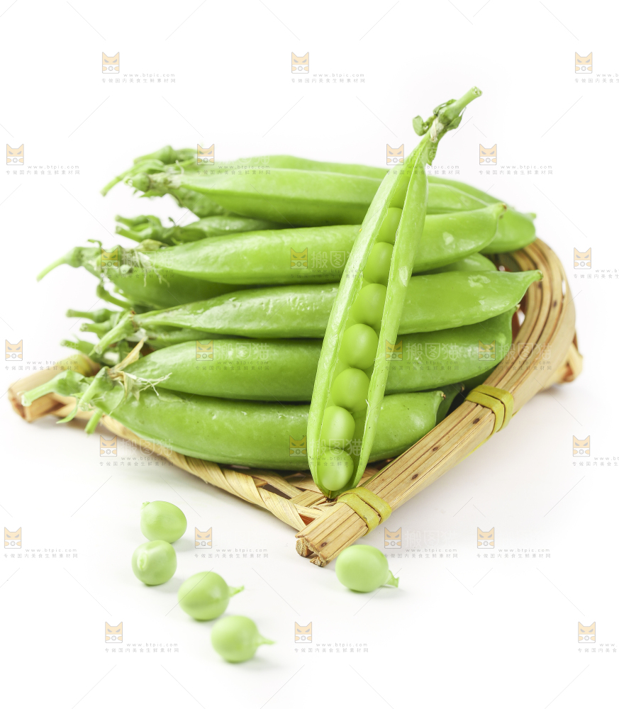 篮子里放着剥开豌豆荚