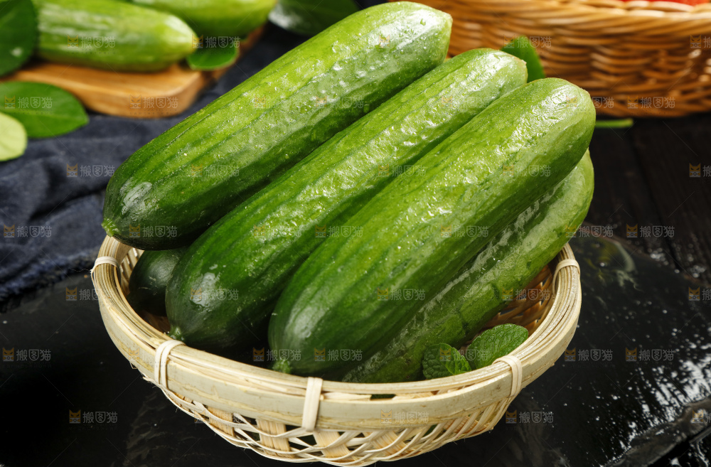 一筐新鲜的荷兰小青瓜放在黑底上