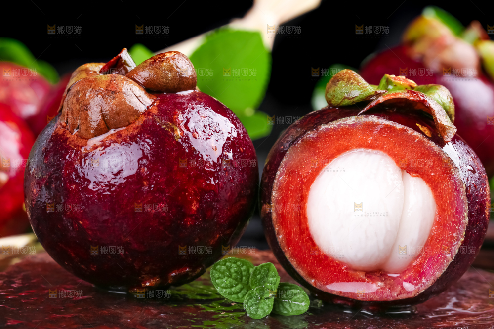 木底上放着切开的泰国山竹