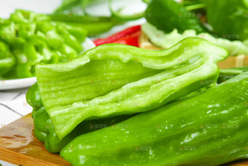 木底上放着鲜辣椒