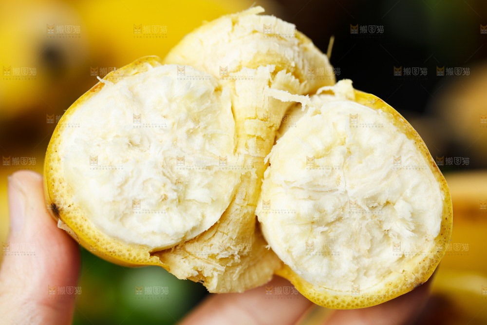 手上拿着苹果蕉