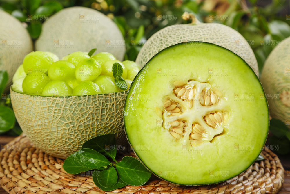 切开的海南网纹蜜瓜放在木底上