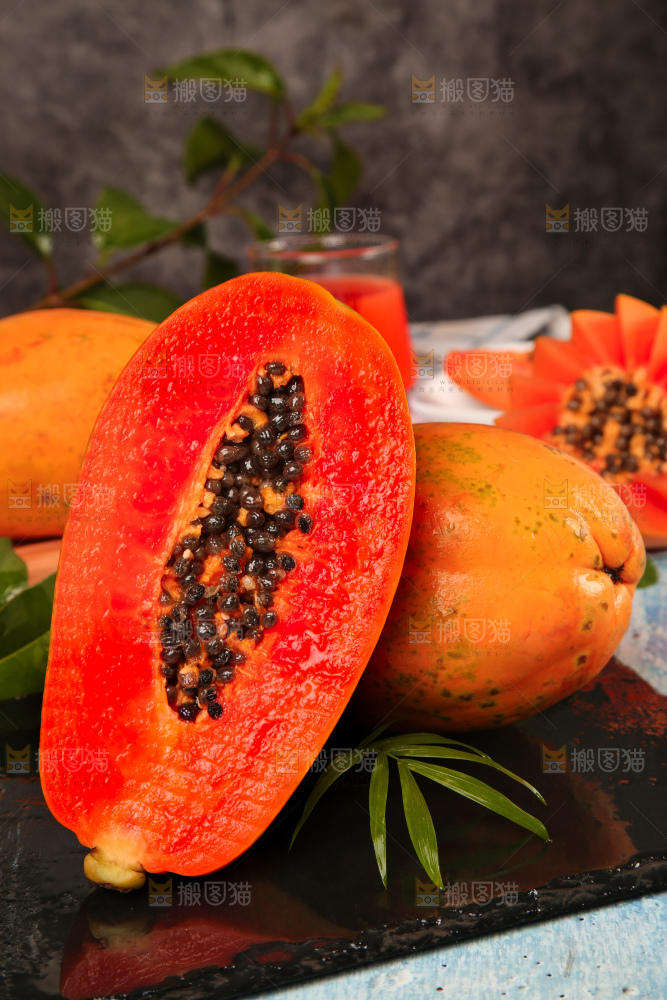 黑石板上放着切开的冰糖红心木瓜