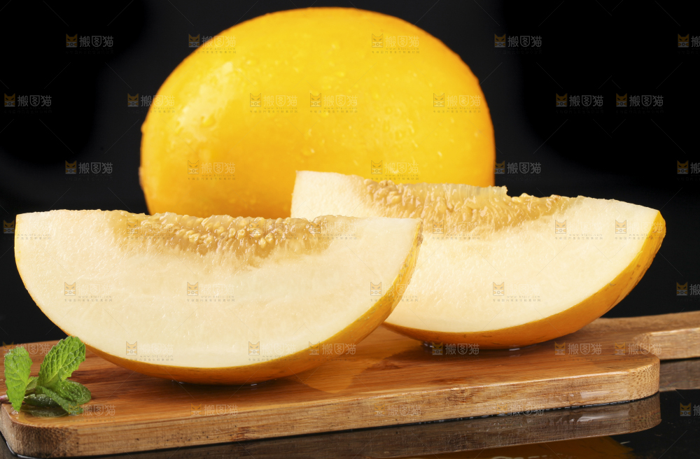 黑底上放着新鲜的黄河蜜瓜