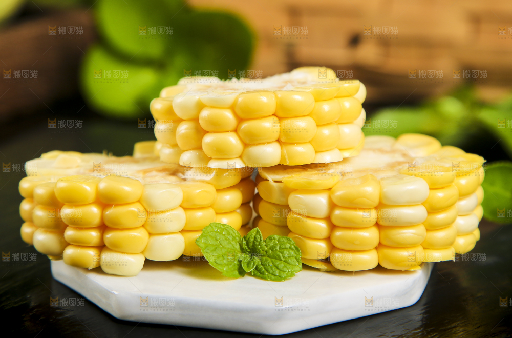 白石垫放着切块的甜玉米