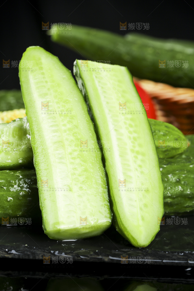 黑底上放着新鲜青瓜