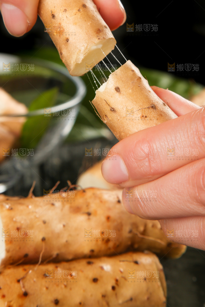 手里拿着白山药