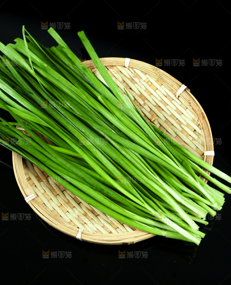 黑底上堆放着韭菜