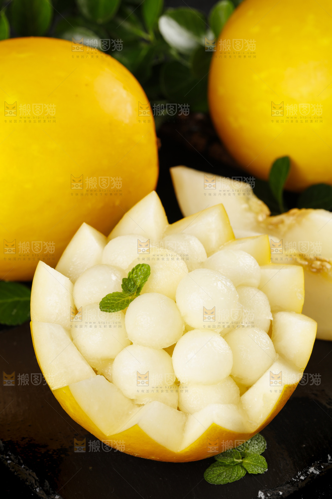 黑底上放着一碗黄金蜜瓜果肉