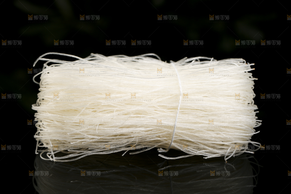 黑底上放着江西粉丝