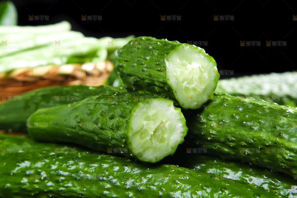 黑底上放着切开的新鲜青瓜