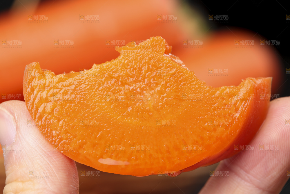 手里拿着咬过的胡萝卜