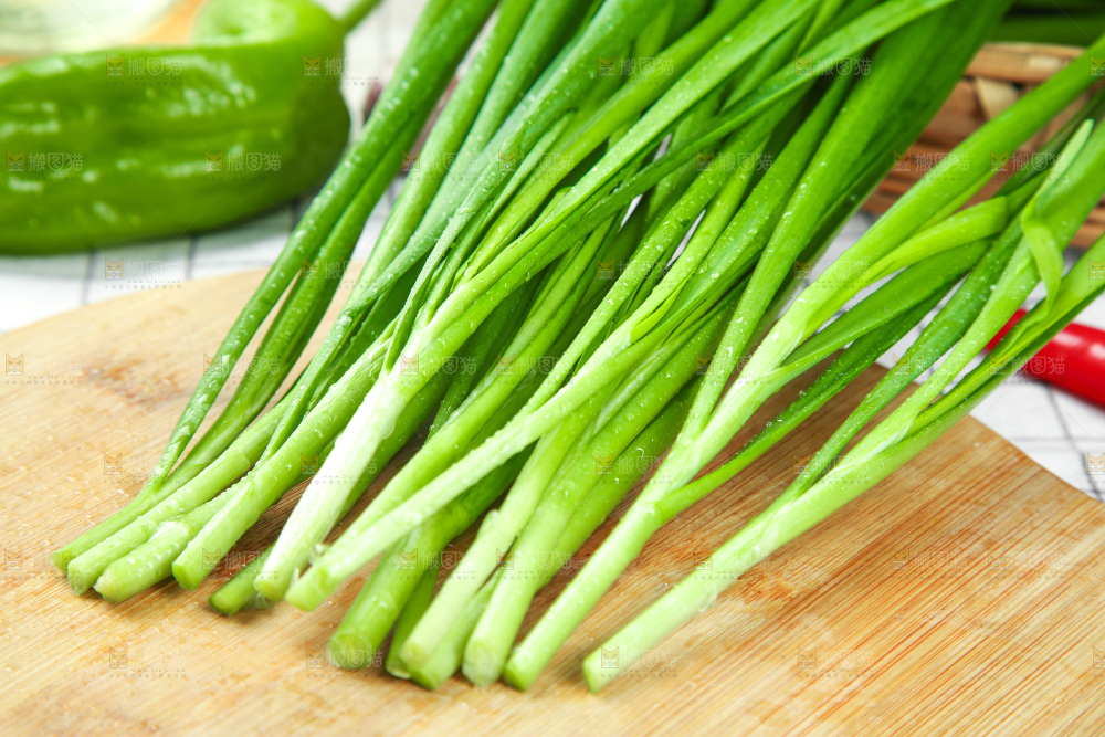 格子底上的鲜嫩韭菜