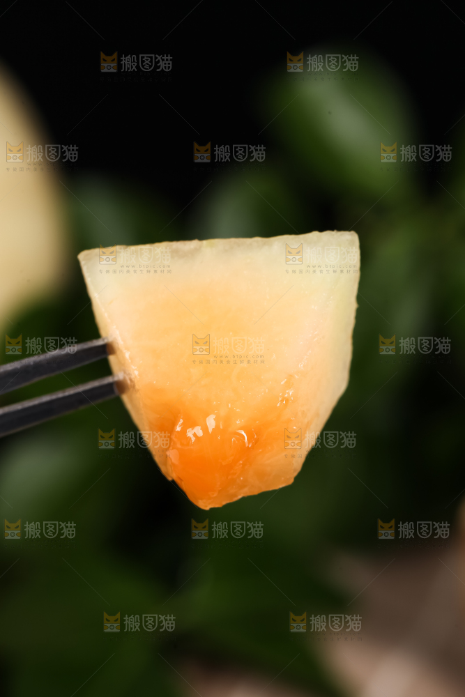 叉子叉着阎良甜瓜果肉