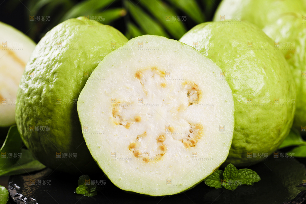 黑石底上放着白心芭乐