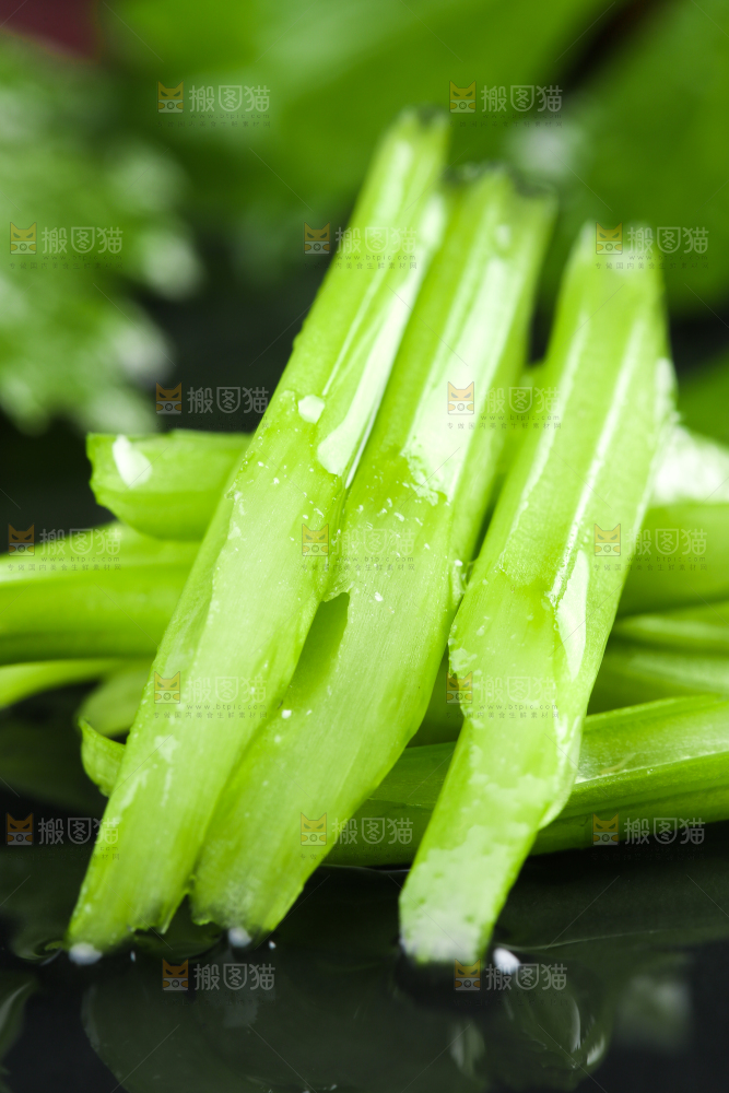 深底上放着切好的芹菜