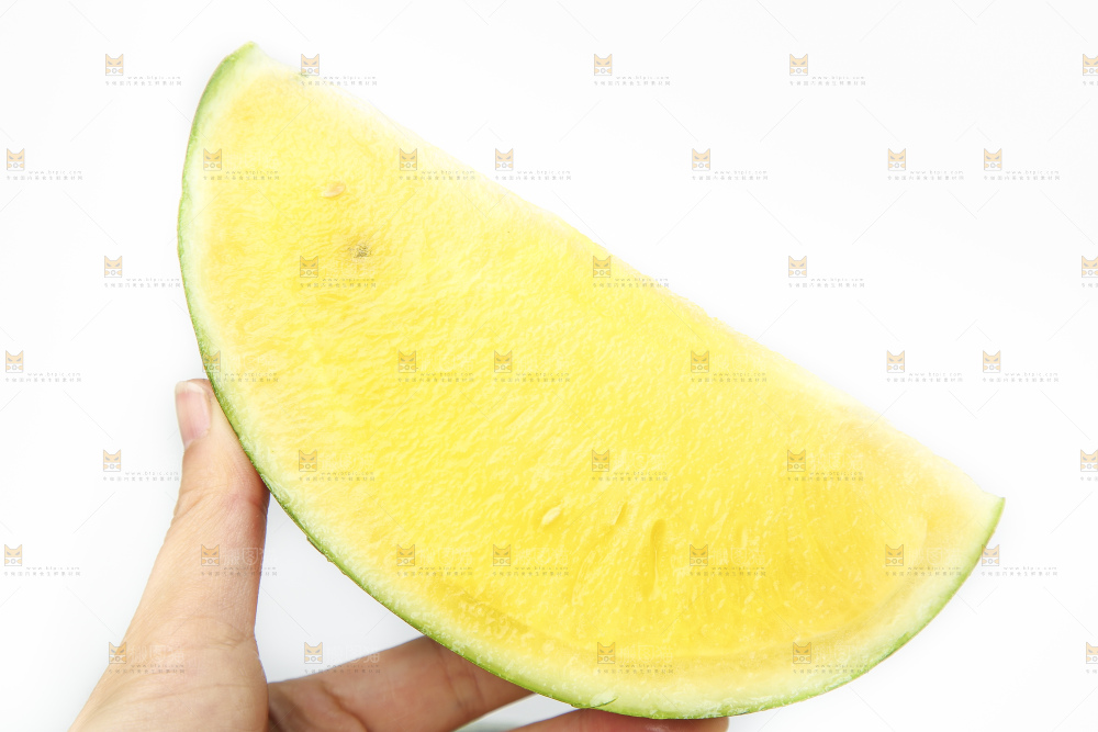 手拿切开的黄心西瓜