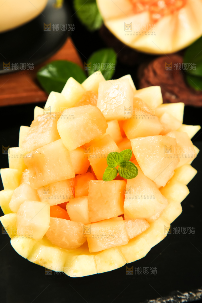 黑底上放着东方蜜瓜果肉