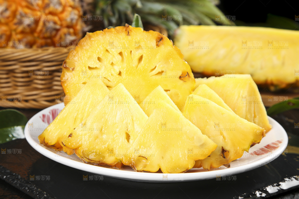深底上放着一盘切开的云南菠萝