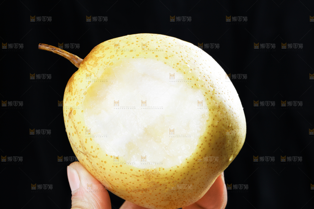 手里拿着鸭嘴梨