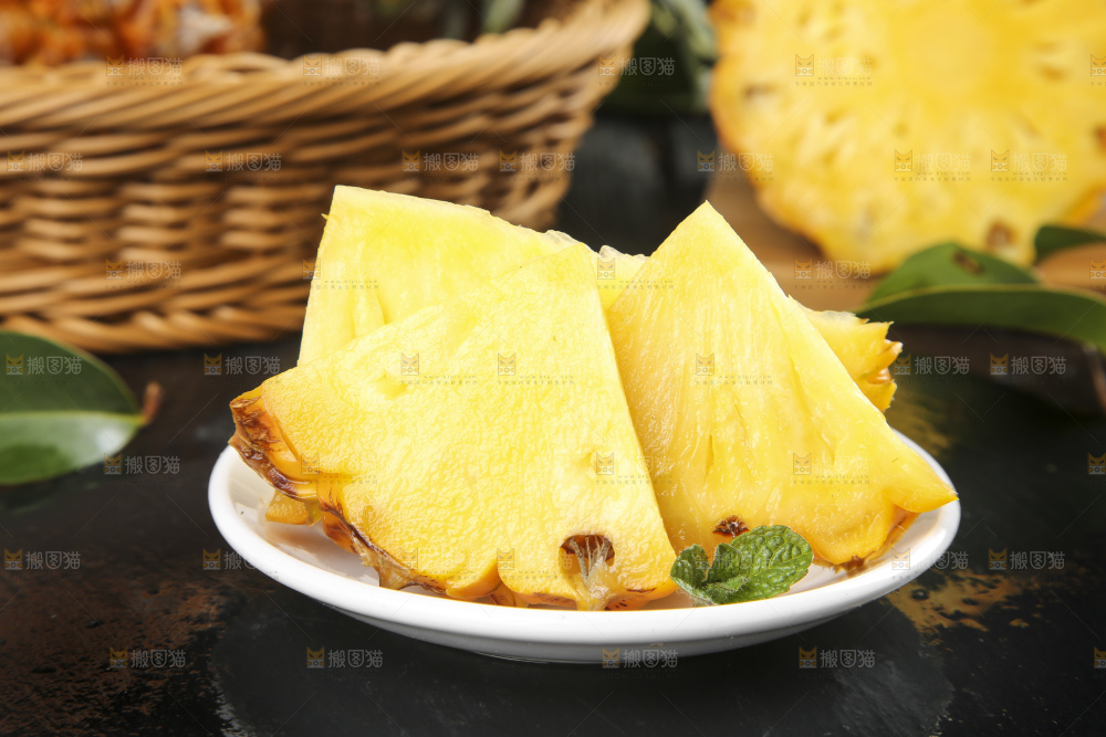 黑石板上放着一盘切开的徐闻菠萝