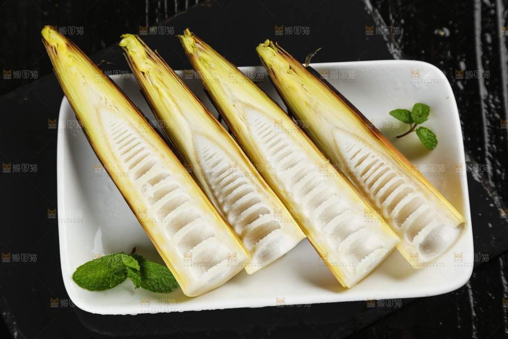 黑底上放着一盘切开的富阳春笋