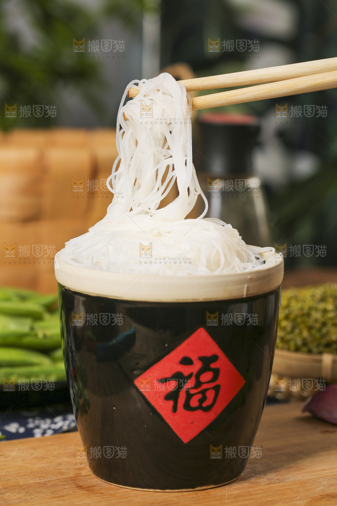小桶里装着米粉