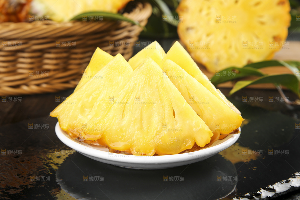 黑石板上放着一盘切开的徐闻菠萝