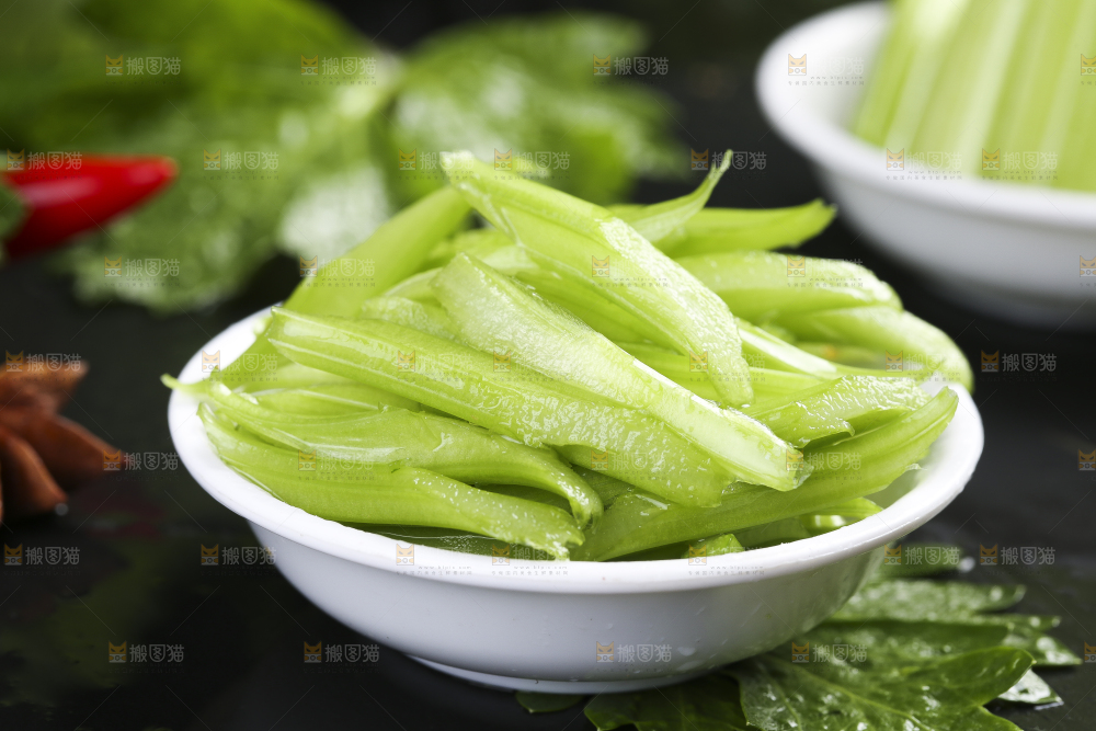 碟子装着切好的芹菜