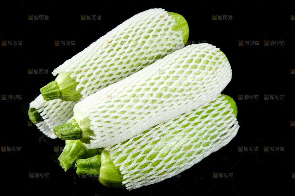 黑底上摆放着西葫芦