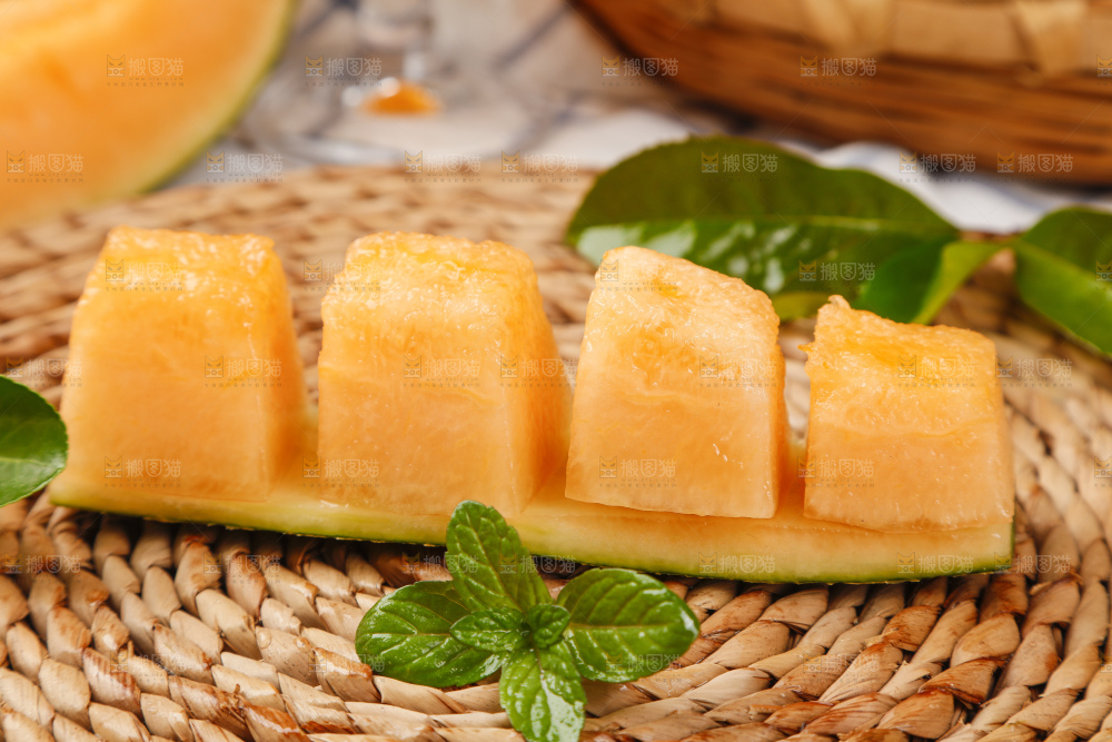 一盘新疆哈密瓜果肉放在木底上