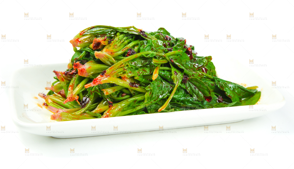 白底上放着一盘凉拌菠菜
