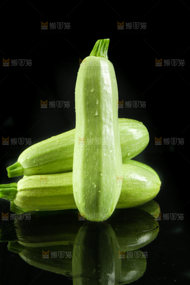 黑底上摆放着西葫芦