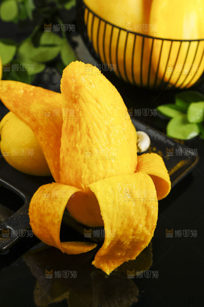 一盘剥皮的金煌芒放在黑石板上