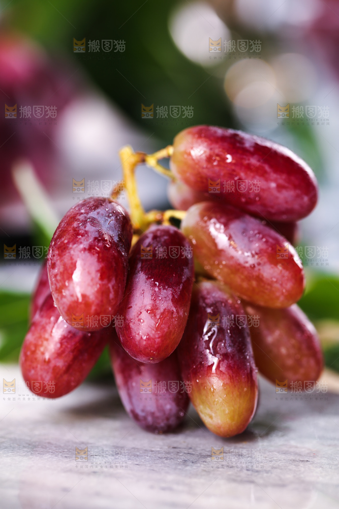 石板上放着的美人指葡萄