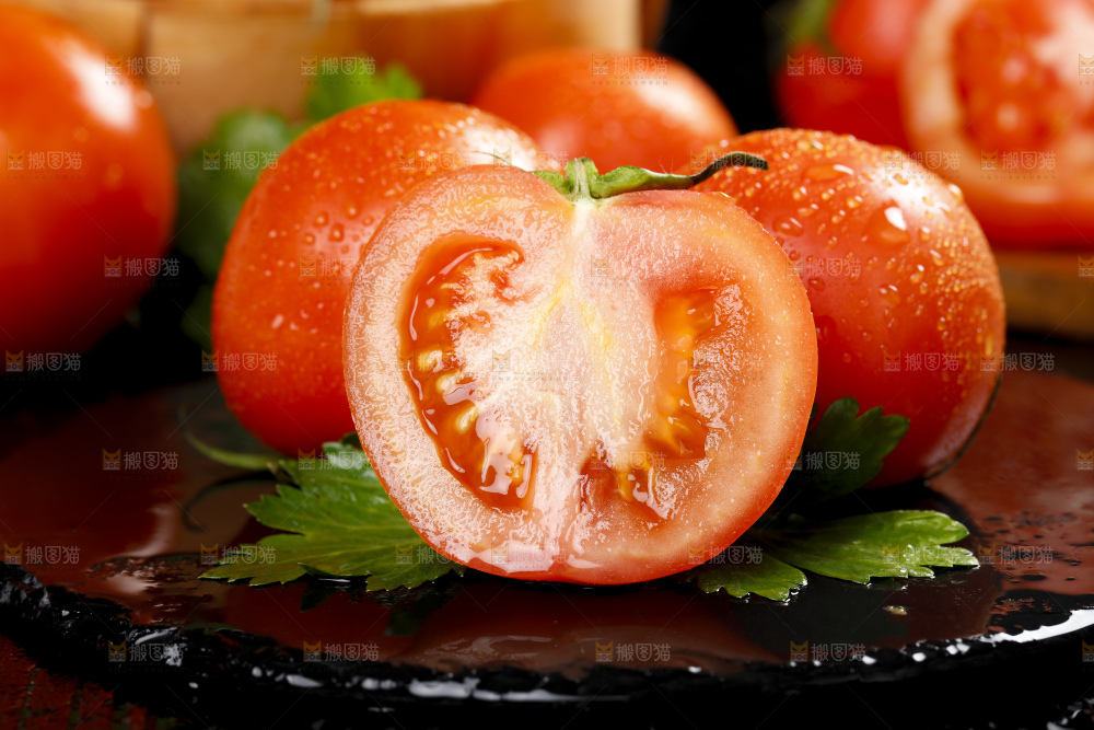深底上摆放着番茄