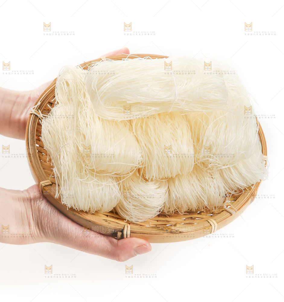 双手捧着竹篮里的放着粉丝