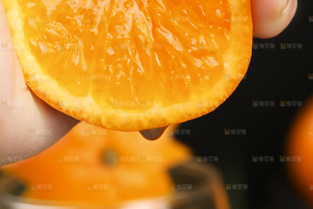 手拿切开的沃柑