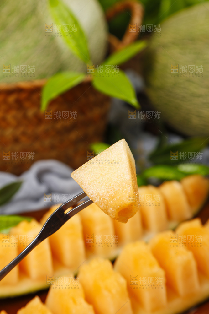 叉子叉着哈密瓜果肉